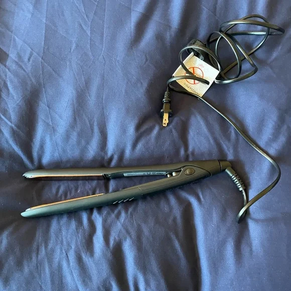 Vanessa Pro 1 inch hair straightener
Used once - Picture 3 of 4